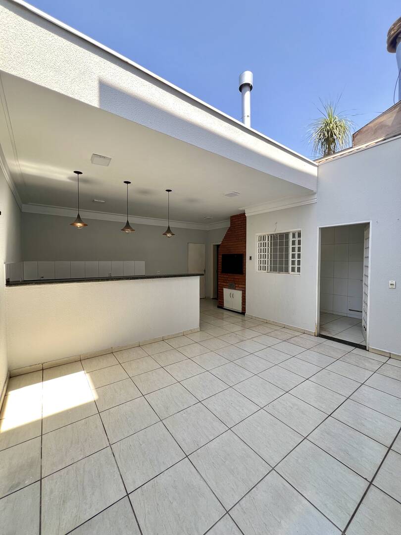 Casa para alugar com 3 quartos, 121m² - Foto 1