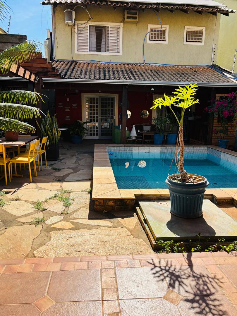 Casa à venda com 2 quartos, 236m² - Foto 1