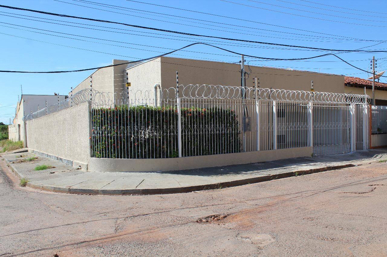 Casa à venda com 3 quartos, 158m² - Foto 1