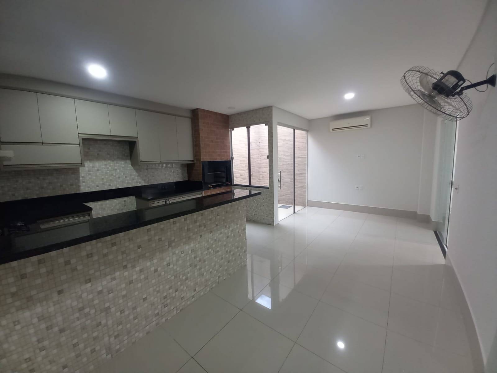 Casa de Condomínio à venda com 3 quartos, 134m² - Foto 1