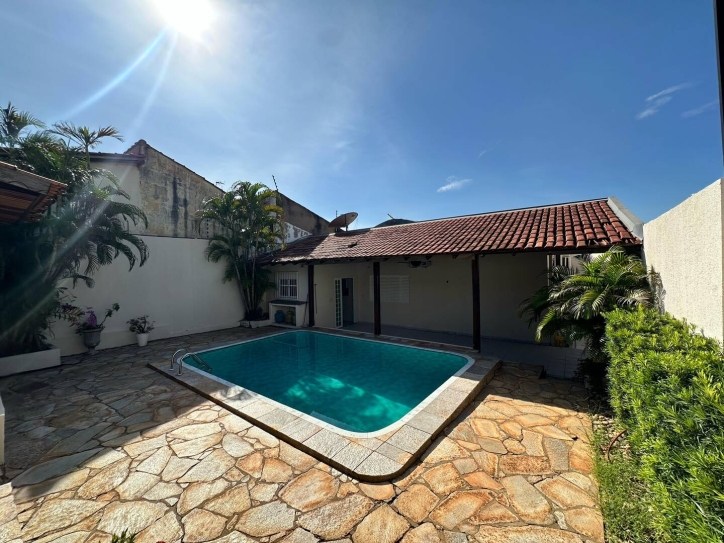 Casa à venda com 3 quartos, 299m² - Foto 1