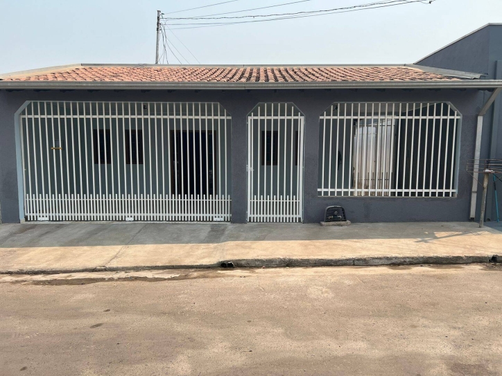 Casa à venda com 2 quartos, 180m² - Foto 2